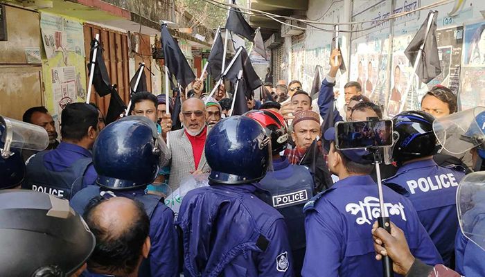 পিরোজপুরে পুলিশী বাঁধায় পণ্ড বিএনপির কালো পতাকা মিছিল 