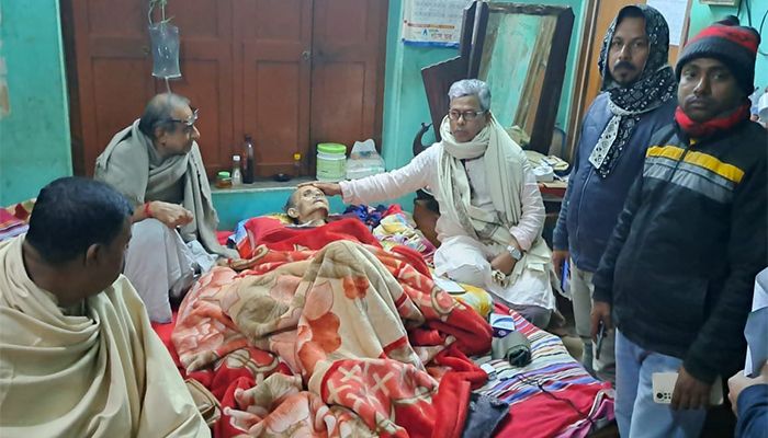 অসুস্থের পাশে পৌরমেয়র হিজল