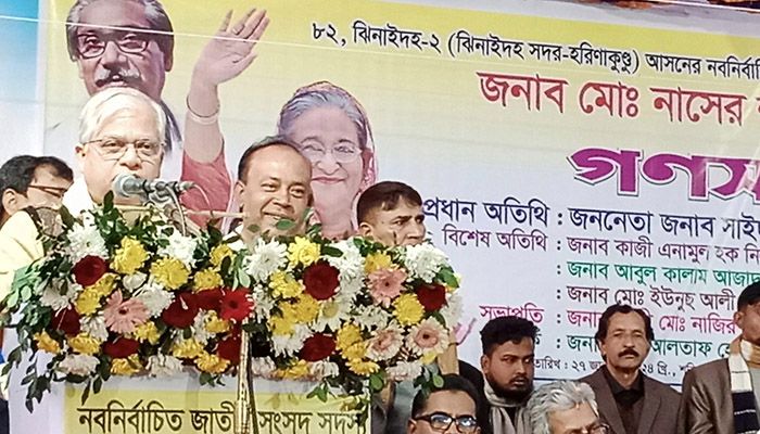 বিশাল জনসভায় ভালোবাসায় সিক্ত এমপি মহুল