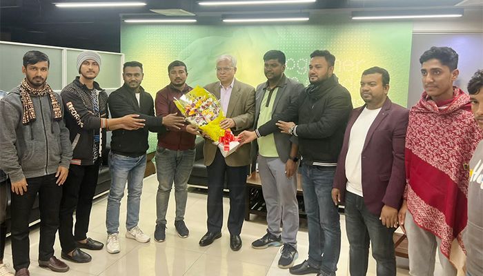 ঢাকাস্থ ঝিনাইদহ জেলা শাখার পক্ষ থেকে নবনির্বাচিত এমপি মহুলকে শুভেচ্ছা
