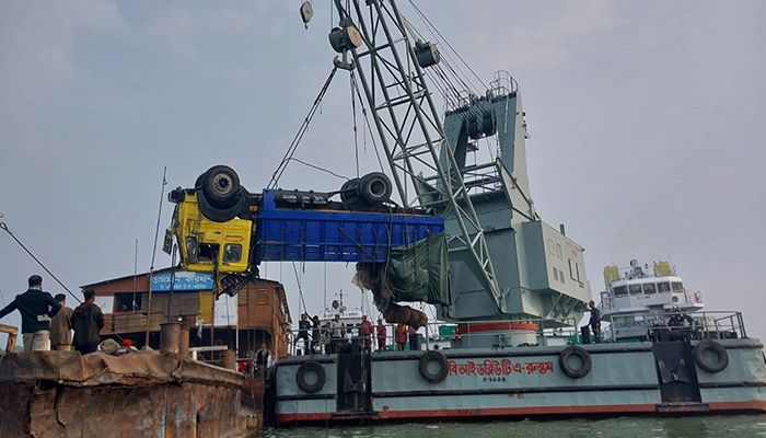 ডুবে যাওয়া ফেরি উদ্ধারের সক্ষমতা নেই হামজা-রুস্তমের, আসছে প্রত্যয়