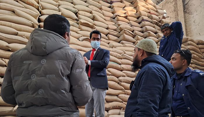 নওগাঁ চালকল মালিক গ্রুপ সভাপতির লাখ টাকা জরিমানা, গুদাম সিলগালা 