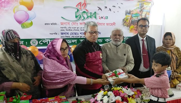 ঝিনাইদহ পৌর মডেল স্কুলে বই উৎসব