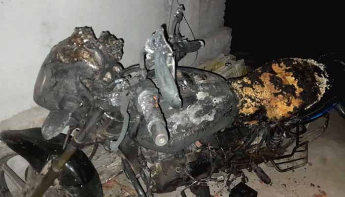 বরিশালে স্বতন্ত্র প্রার্থীর ১৬ মোটরসাইকেল ভাঙচুর-অগ্নিসংযোগ