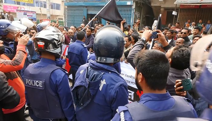 ঝিনাইদহে বিএনপির কালো পতাকা মিছিলে পুলিশের বাঁধা