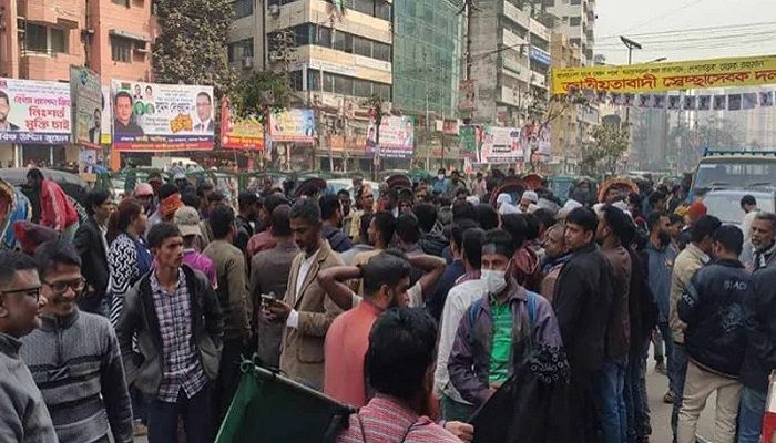 স্লোগানে মুখর নয়াপল্টন, বাড়ছে নেতাকর্মীদের ভিড়