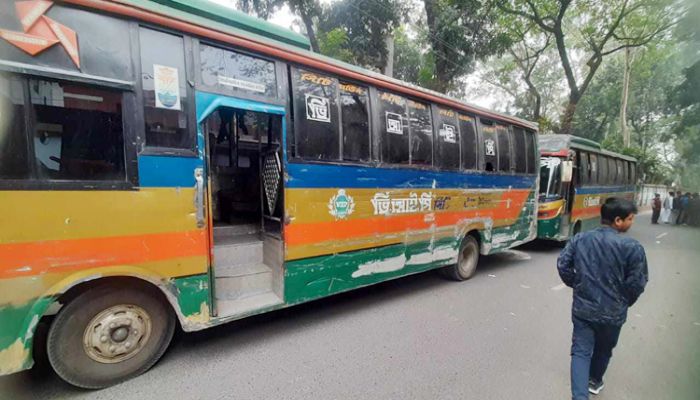 হাফ ভাড়া না নেওয়ায় পাঁচ বাস আটকে রেখেছে ঢাকা কলেজের শিক্ষার্থীরা