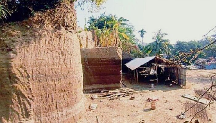 অস্ত্র ঠেকিয়ে জব্দকৃত এস্কেভেটর লুট