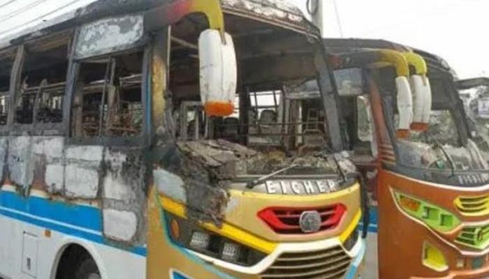 রূপগঞ্জে পার্কিংয়ে থাকা দুই বাসে আগুন