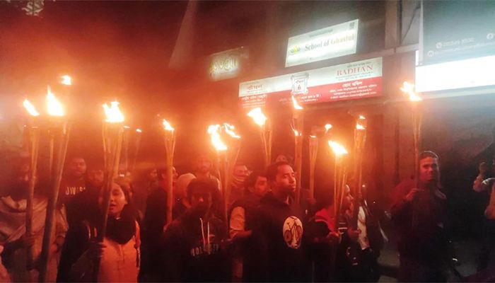 সরকারের পদত্যাগের দাবিতে ঢাবিতে মশাল মিছিল