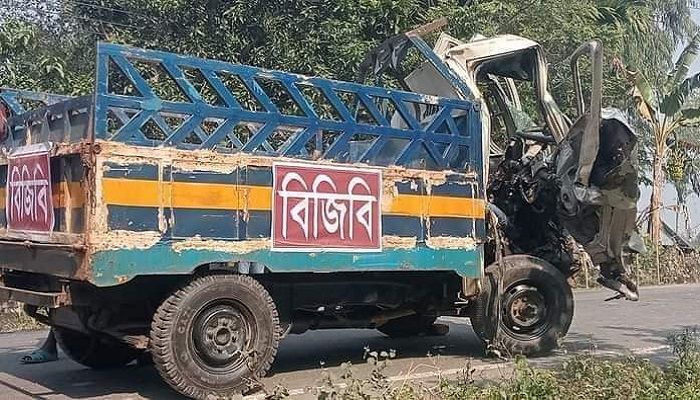 সড়ক দুর্ঘটনায় ক্ষতিগ্রস্ত পিকআপ। ছবি: গাইবান্ধা প্রতিনিধি