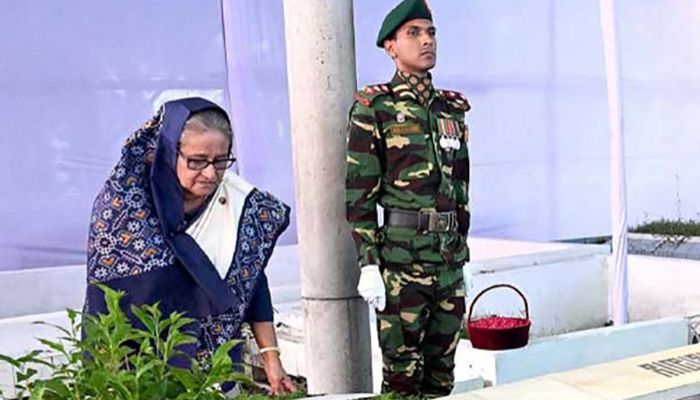 বঙ্গবন্ধু প্রতিকৃতিতে শেখ হাসিনার শ্রদ্ধা