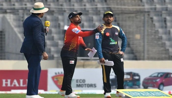 উদ্বোধনী ম্যাচে টস জিতে বোলিংয়ে ঢাকা