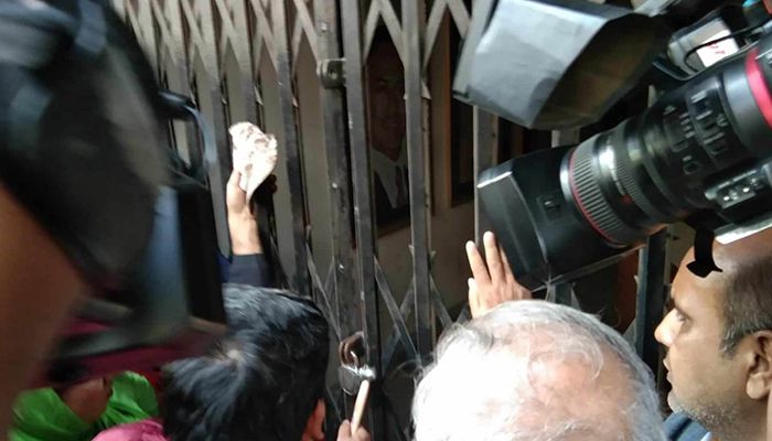 তালা ভেঙে কার্যালয় ঢুকলেন রিজভী