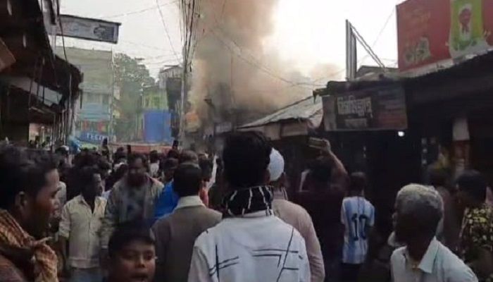 লক্ষ্মীপুরে হকার্স মার্কেটে আগুন