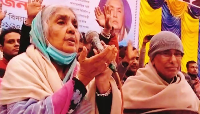 দুই হাত পেতে নৌকায় ভোট চাইলেন মতিয়া চৌধুরী