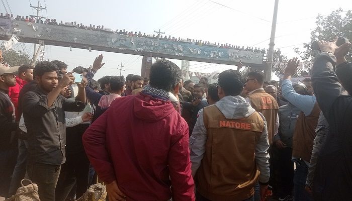 নাটোরে লিফলেট বিতরণকে কেন্দ্র করে পুলিশ-বিএনপি সংঘর্ষ
