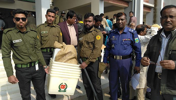 নাটোরে ভোটকেন্দ্রে যাচ্ছে নির্বাচনী সরঞ্জাম