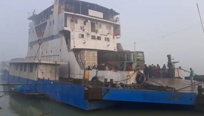 ঘন কুয়াশায় দৌলতদিয়া-পাটুরিয়া নৌরুটে ফেরি চলাচল বন্ধ