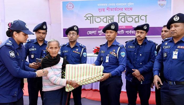 দুস্থদের মাঝে রাঙ্গামাটি পুলিশের শীতবস্ত্র বিতরণ