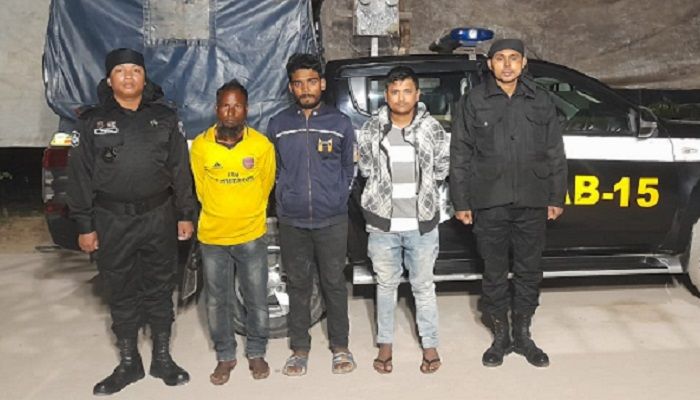 কক্সবাজারে বিদেশি মদসহ গ্রেপ্তার ৩