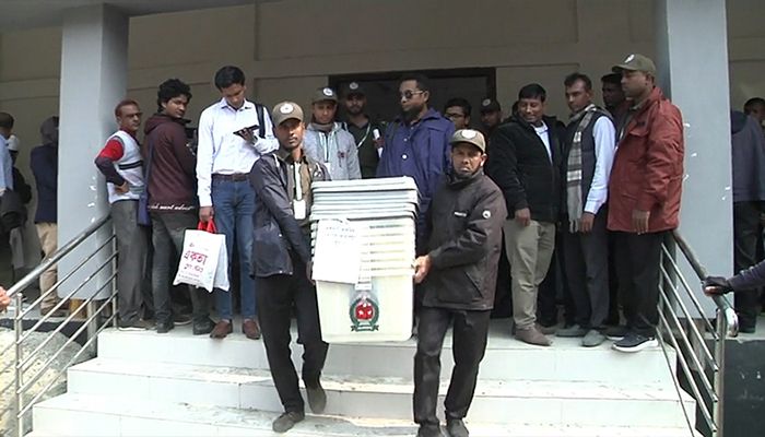 কেন্দ্রে কেন্দ্রে পৌঁছানো হচ্ছে নির্বাচনী সরঞ্জাম