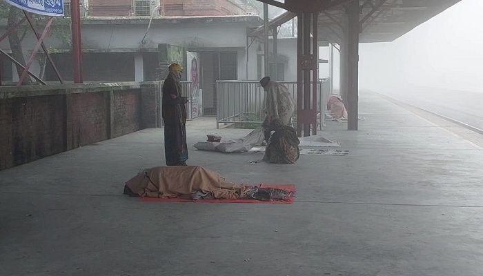 চুয়াডাঙ্গায় ঘন কুয়াশা শীতে বিপর্যস্ত জনজীবন