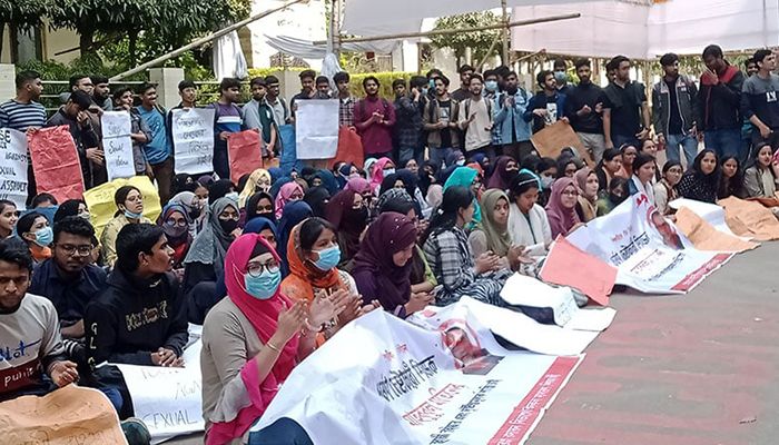 চবিতে ধর্ষণচেষ্টার অভিযোগ, শিক্ষকের বহিষ্কার দাবিতে আন্দোলন