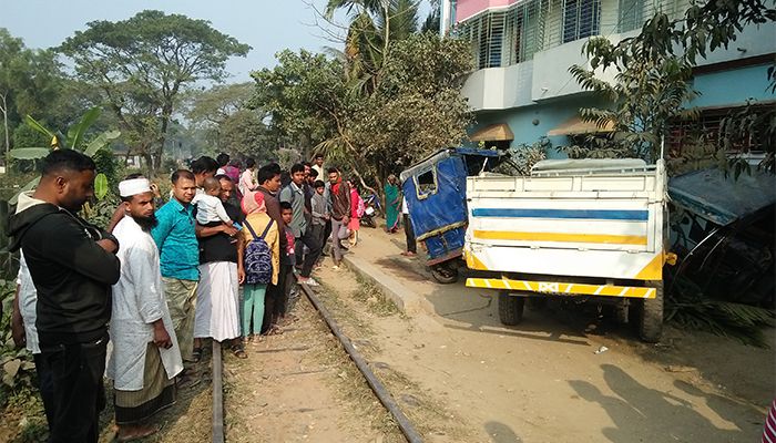 নেত্রকোণায় ট্রেন-পিকআপ-অটোরিকশার ত্রিমুখী সংঘর্ষ 