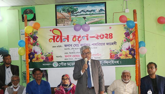 নবীনবরণে শিক্ষা সামগ্রী বিতরণ করলেন পৌর মেয়র