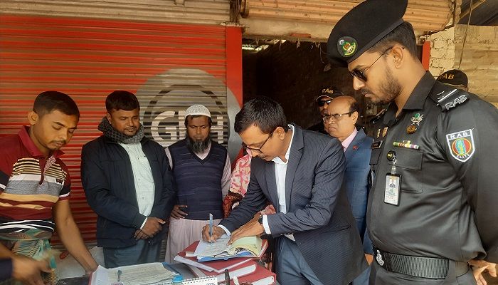 জয়পুরহাটে অবৈধভাবে ধান মজুত, ব্যবসায়ীকে জরিমানা