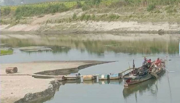 কালিগঙ্গা নদীতে চলমান অবৈধ ড্রেজার। ছবি: মানিকগঞ্জ প্রতিনিধি