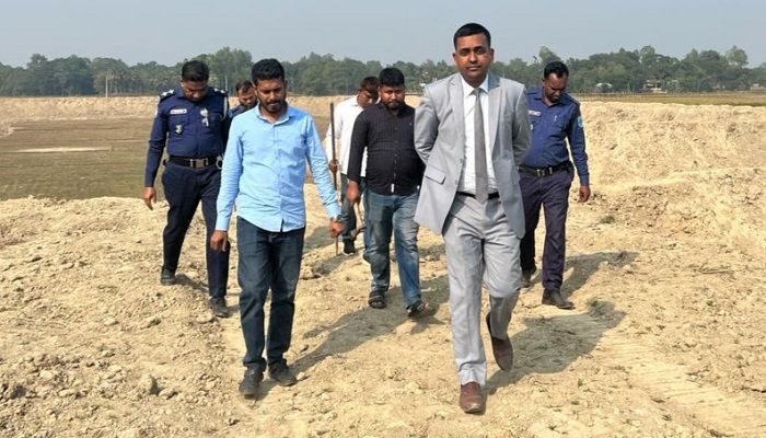 মানিকগঞ্জে অবৈধ মাটি বাণিজ্যের অভিযোগে ২ লাখ টাকা জরিমানা
