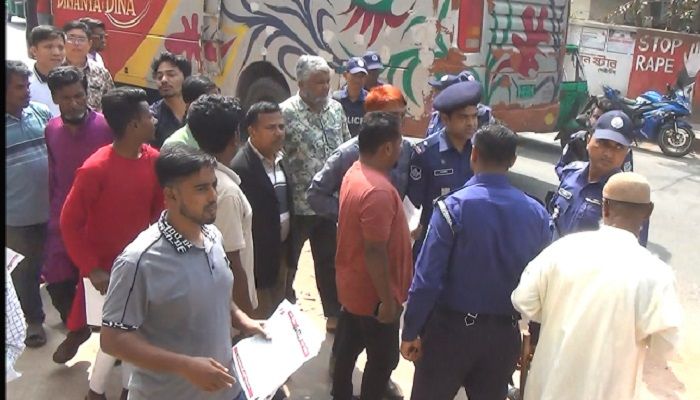 পুলিশের বাধায় গলিতেই শেষ বিএনপির লিফলেট বিতরণ