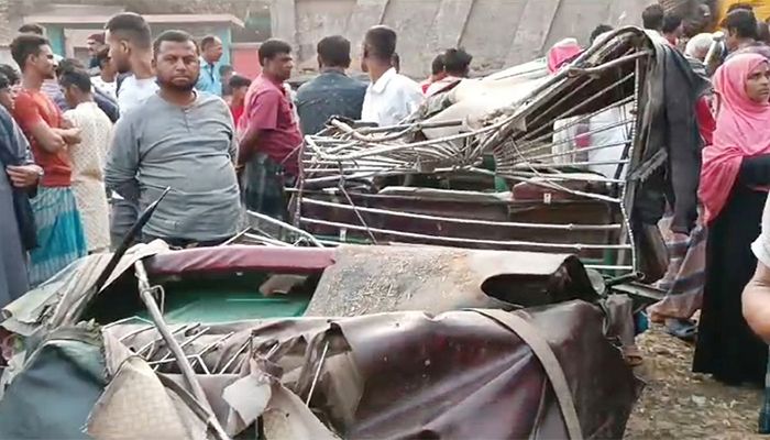 টাঙ্গাইলে পিকআপ-সিএনজির সংঘর্ষে নিহত ৪ 