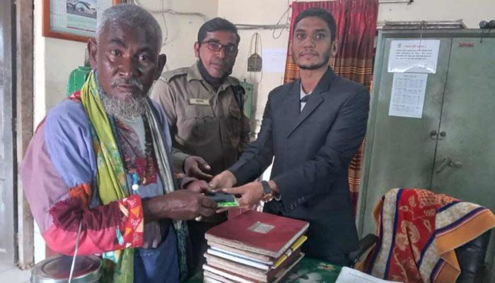 আনসার সদস্যের মানবিকতা কান্না থামাল হকারের