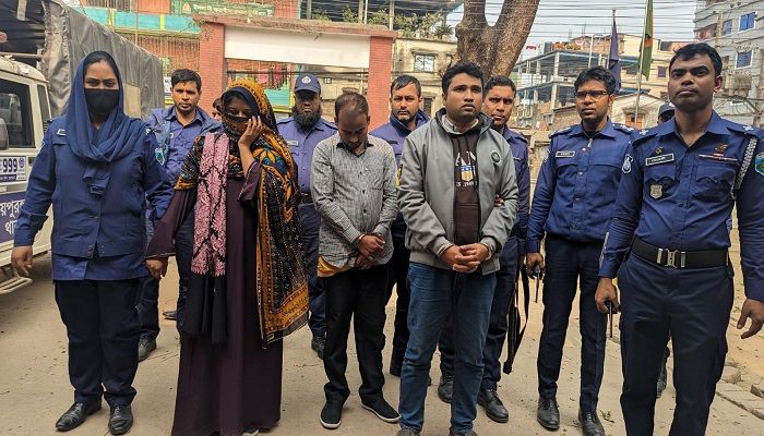 শিক্ষক নিয়োগ পরীক্ষায় ডিভাইস ব্যবহার, আটক ৩