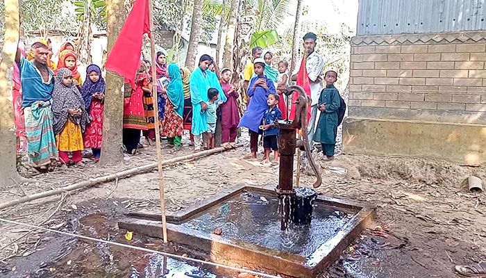 নেত্রকোণায় টিউবওয়েল থেকে পানির সঙ্গে বেরুচ্ছে গ্যাস