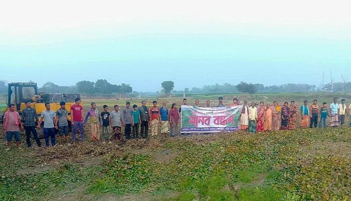 পুঠিয়ায় জোরপূর্বক পুকুর খনন বন্ধের দাবিতে কৃষকদের মানববন্ধন