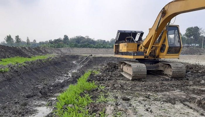 পুঠিয়া-দূর্গাপুরে বন্ধ হচ্ছে না পুকুর খনন