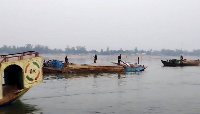 নদী সংরক্ষণ বাঁধের পাশ থেকে বালু উত্তোলন