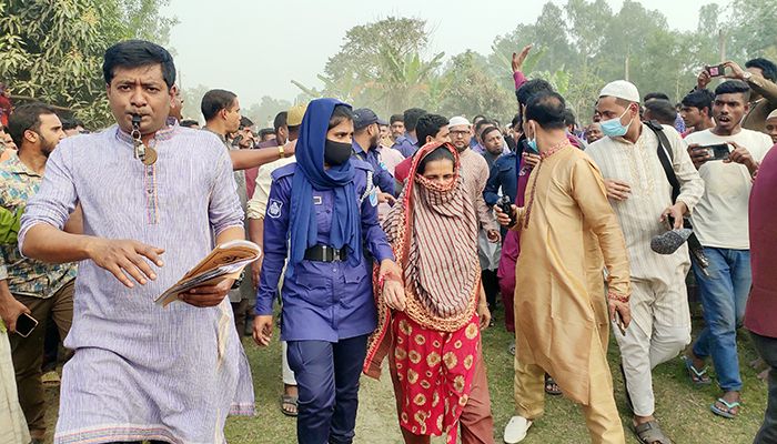 টাঙ্গাইলে শিক্ষককে হত্যার পর বালুচাপা; প্রেমিকাসহ আটক ৩