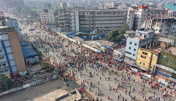 গাজীপুরে সড়ক দুর্ঘটনায় নারী শ্রমিক নিহত, মহাসড়ক অবরোধ