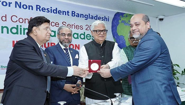 রেমিট্যান্স পদক পেল পূবালী ব্যাংক