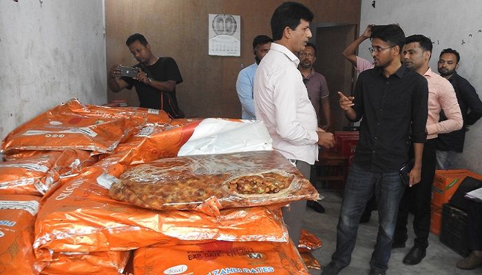 মাগুরায় গুদাম থেকে ১২০ বস্তা মেয়াদ উত্তীর্ণ খেজুর জব্দ