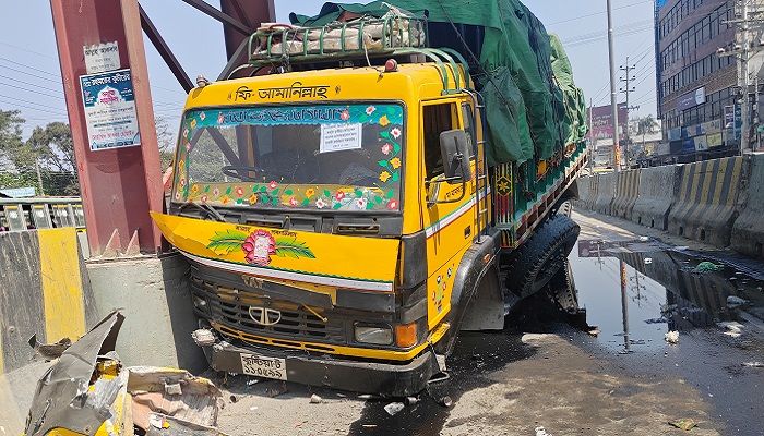মানিকগঞ্জে নিয়ন্ত্রণ হারিয়ে রোড ডিভাইডারের উপরে ট্রাক