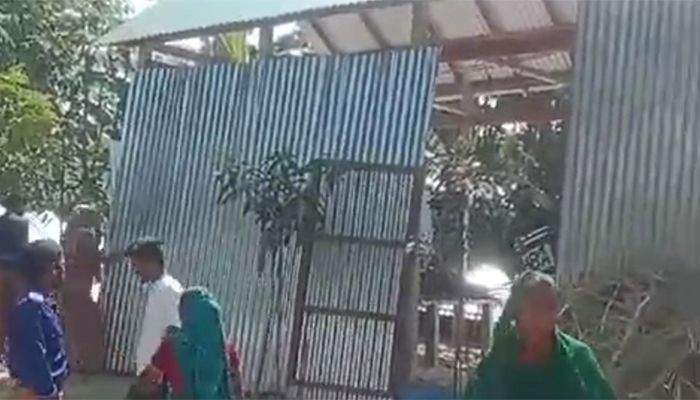 মানিকগঞ্জে চেয়ারম্যান-মেম্বারের বিরুদ্ধে বসতবাড়ি ভাঙার অভিযোগ