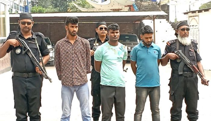 কক্সবাজারে অস্ত্রের বিনিময়ে মাদকের লেনদেন, আটক ৪