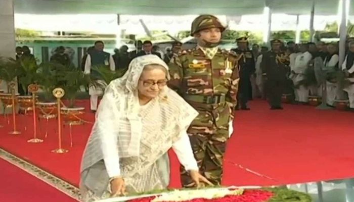 বঙ্গবন্ধুর প্রতিকৃতিতে প্রধানমন্ত্রীর শ্রদ্ধা