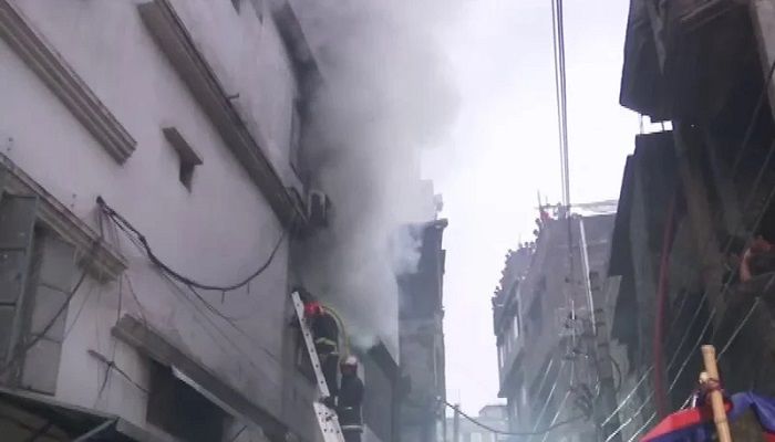 চকবাজারের জুতার কারখানার আগুন নিয়ন্ত্রণে
